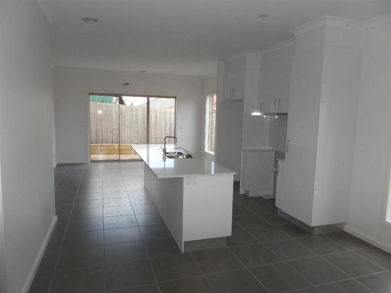 2/38 Forest Road North, Lara VIC 3212