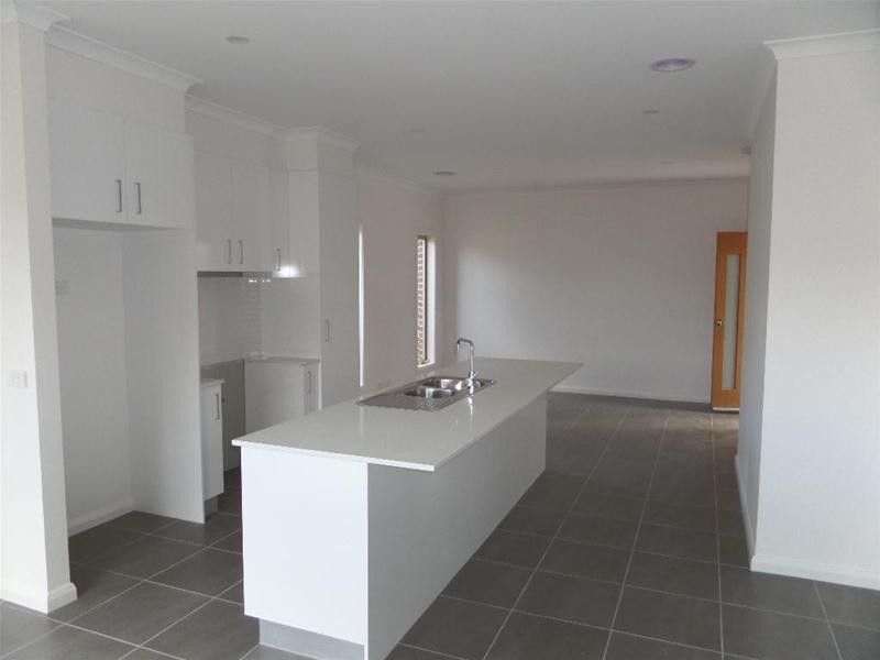 2/38 Forest Road North, Lara VIC 3212