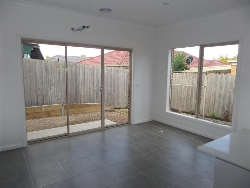 2/38 Forest Road North, Lara VIC 3212