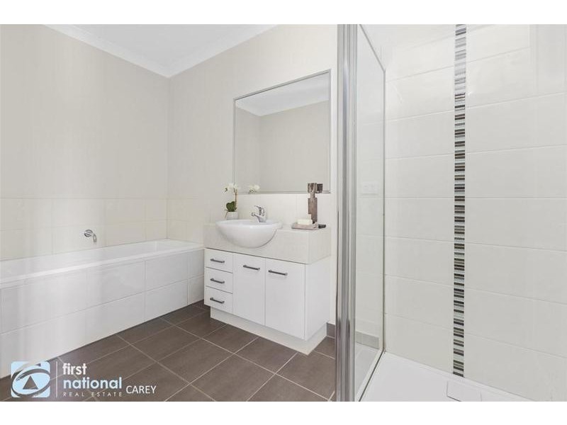 1/16  Raymond George Place, Lara VIC 3212