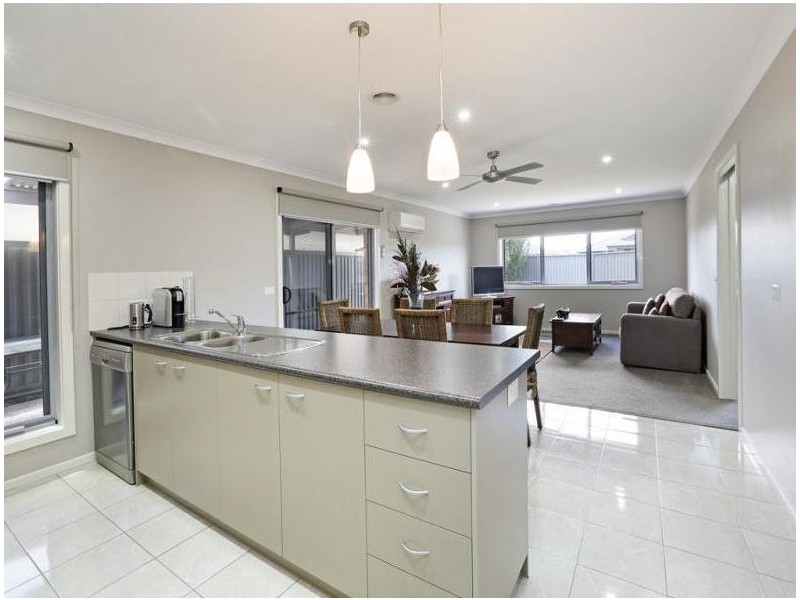 10 Grey Teal Place, Lara VIC 3212