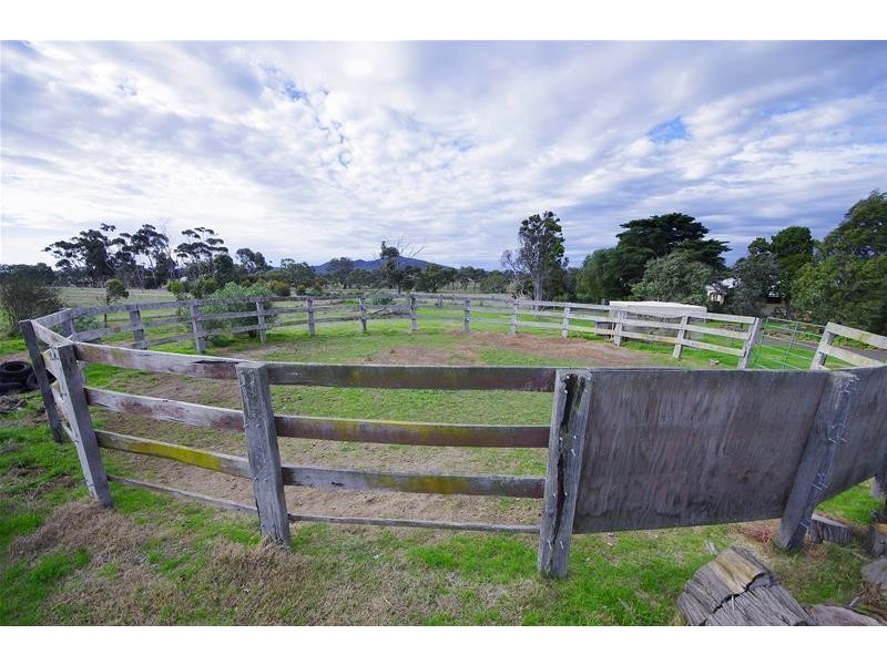 Tallaranie 240 Peak School Road, Lara VIC 3212