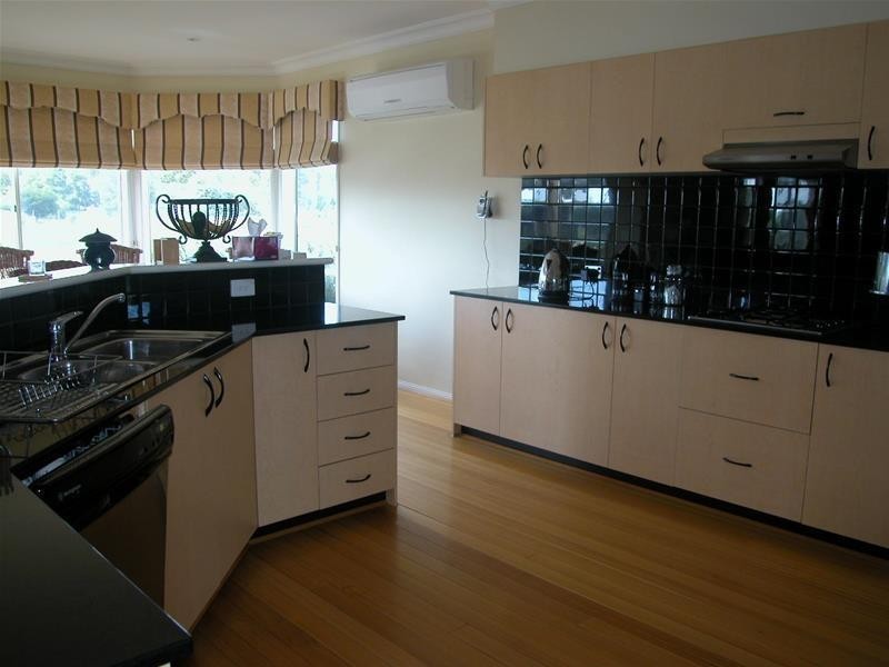 10 Osterlund Court, Lara VIC 3212