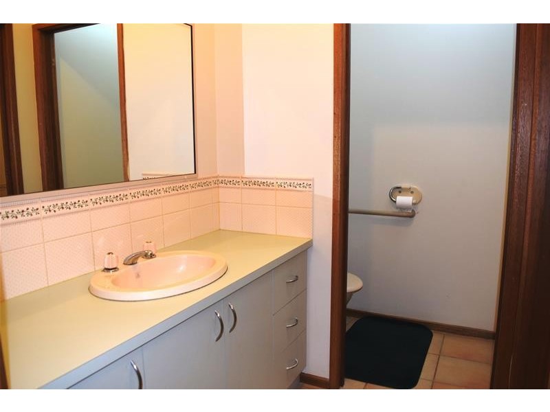 1A The Esperence, Lara VIC 3212