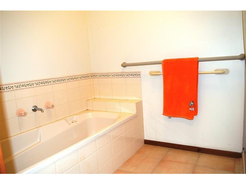 1A The Esperence, Lara VIC 3212