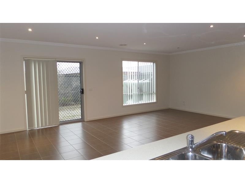 1/16 Raymond George Place, Lara VIC 3212