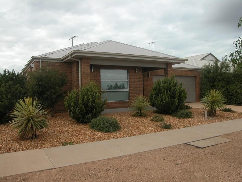 104 Eastlakes Blvde, Lara VIC 3212