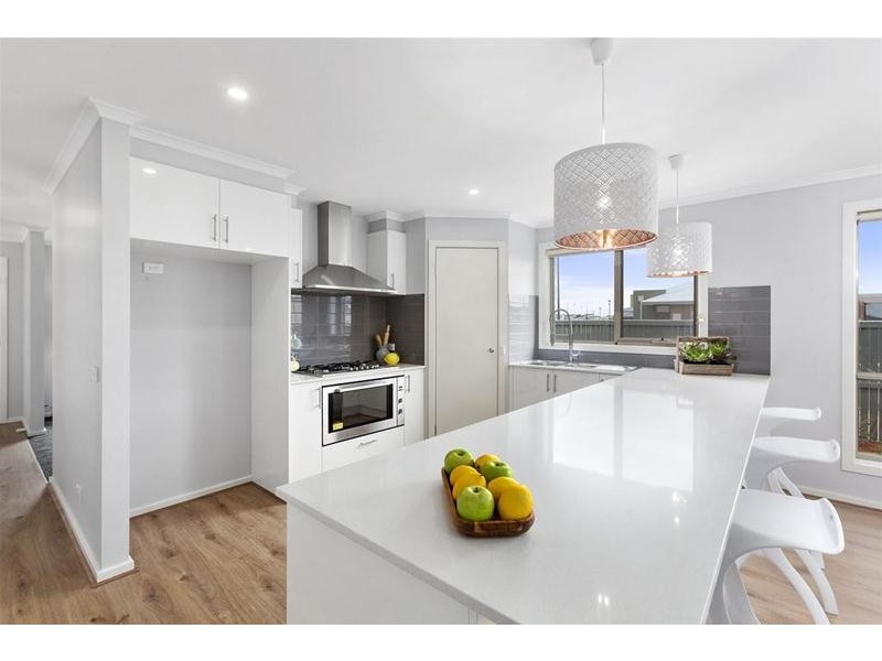 72 Eastlakes Boulevard, Lara VIC 3212