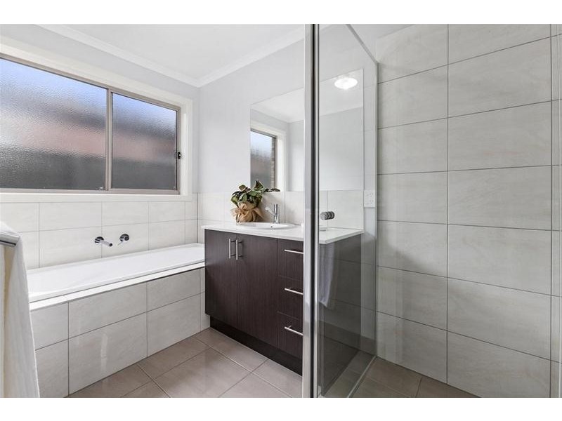 72 Eastlakes Boulevard, Lara VIC 3212