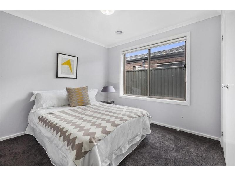 72 Eastlakes Boulevard, Lara VIC 3212