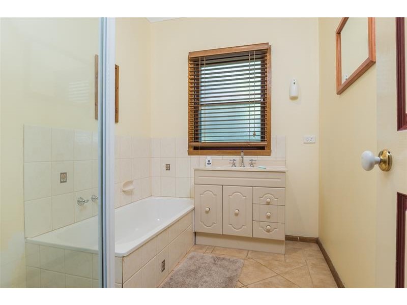 4 Curletts Road, Lara VIC 3212