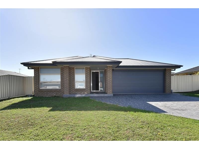 13 Sapphire Drive, Rutherford NSW 2320