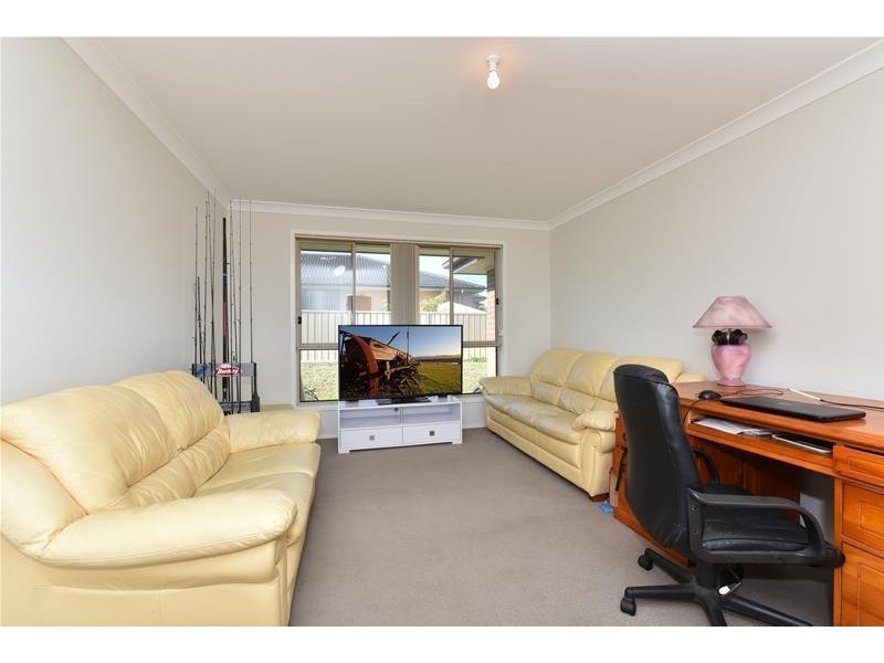 13 Sapphire Drive, Rutherford NSW 2320