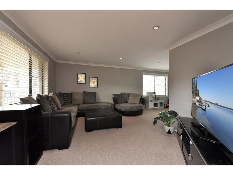 4 Tenth Street, Weston NSW 2326