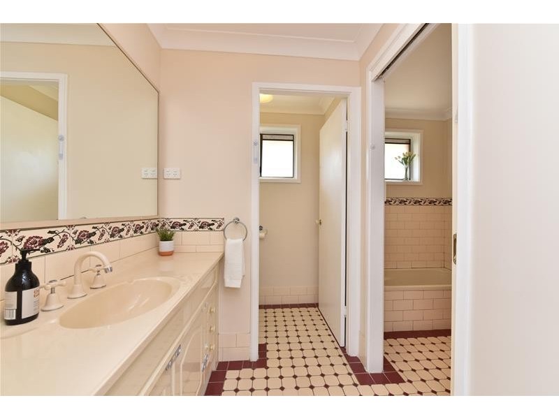 4 Tenth Street, Weston NSW 2326