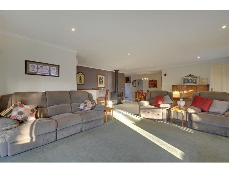 2 Rhodes Court, Glengarry VIC 3854