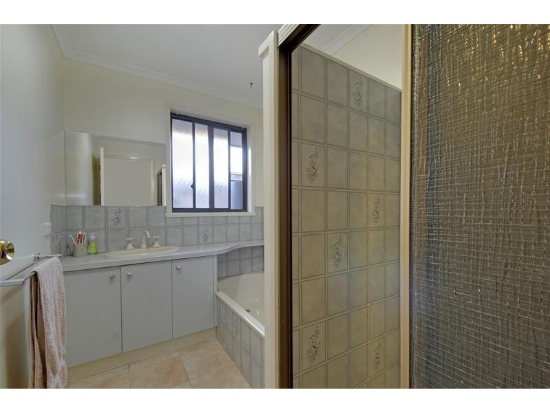 2 Rhodes Court, Glengarry VIC 3854