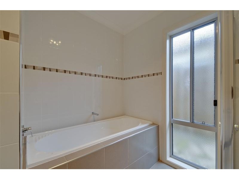 24 Roscommon Drive, Traralgon VIC 3844