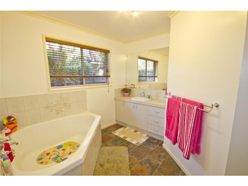 6 Rhodes Court, Glengarry VIC 3854