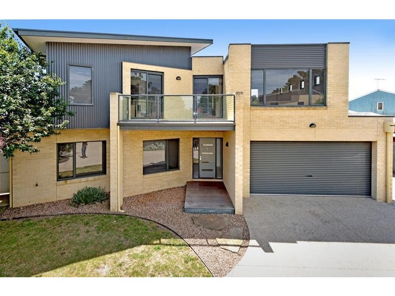 2/14 Bluff Road, St Leonards VIC 3223
