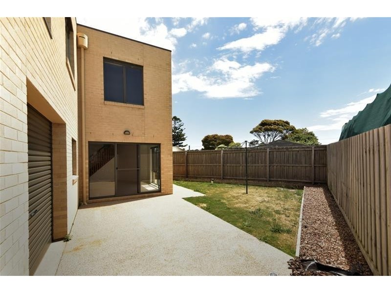 2/14 Bluff Road, St Leonards VIC 3223