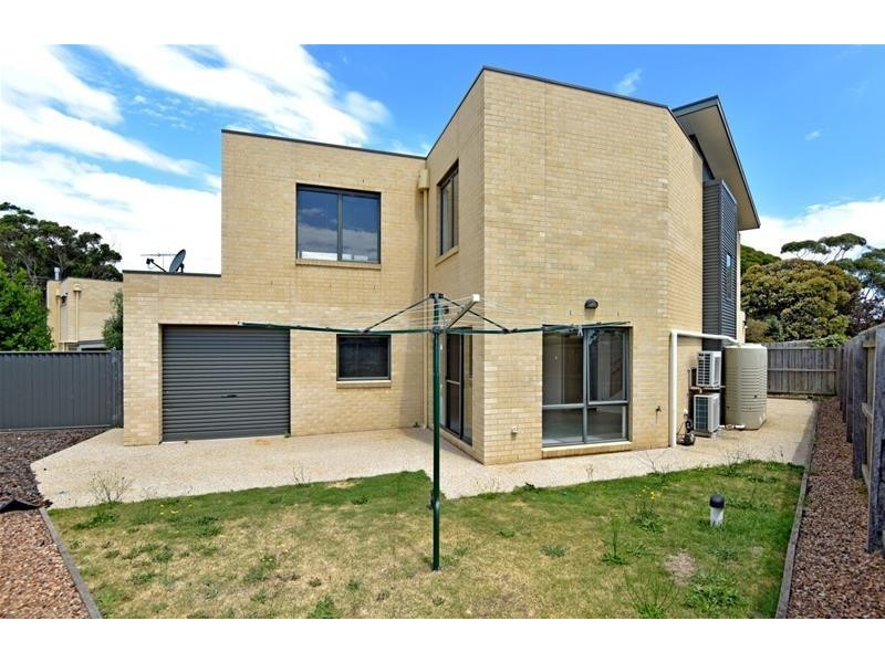 2/14 Bluff Road, St Leonards VIC 3223