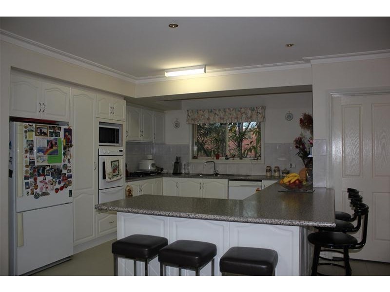 9 Frangipani Close, Endeavour Hills VIC 3802