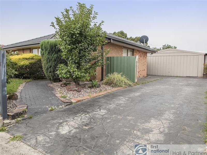 32 Narellan Drive, Hampton Park VIC 3976