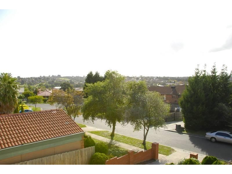 8 Antrim Close, Endeavour Hills VIC 3802