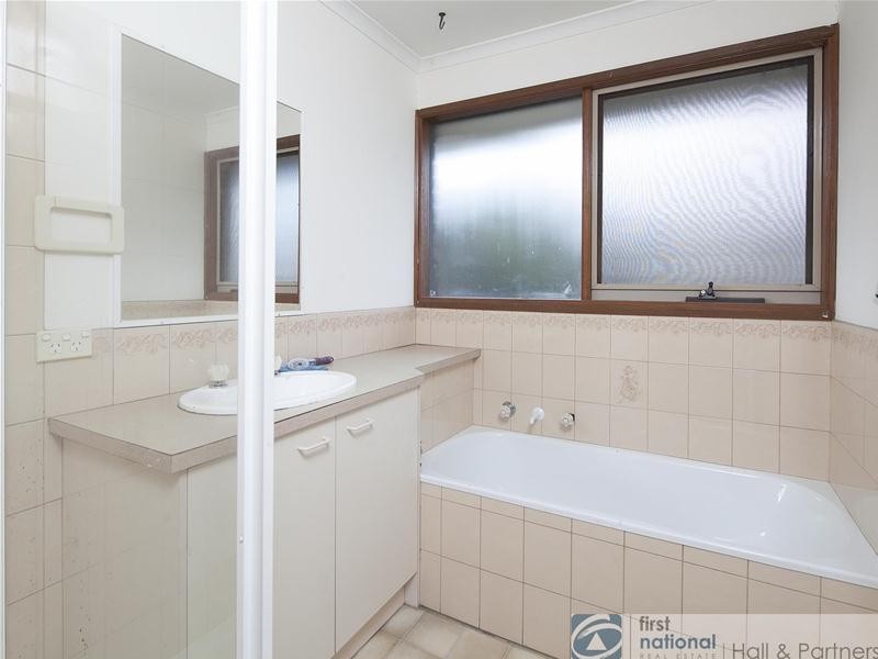 4 Navarre Drive, Cranbourne West VIC 3977