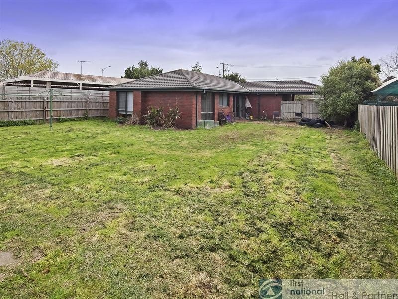 4 Navarre Drive, Cranbourne West VIC 3977