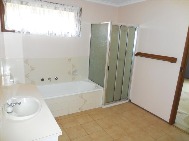 35 Gleneagles Drive, Endeavour Hills VIC 3802