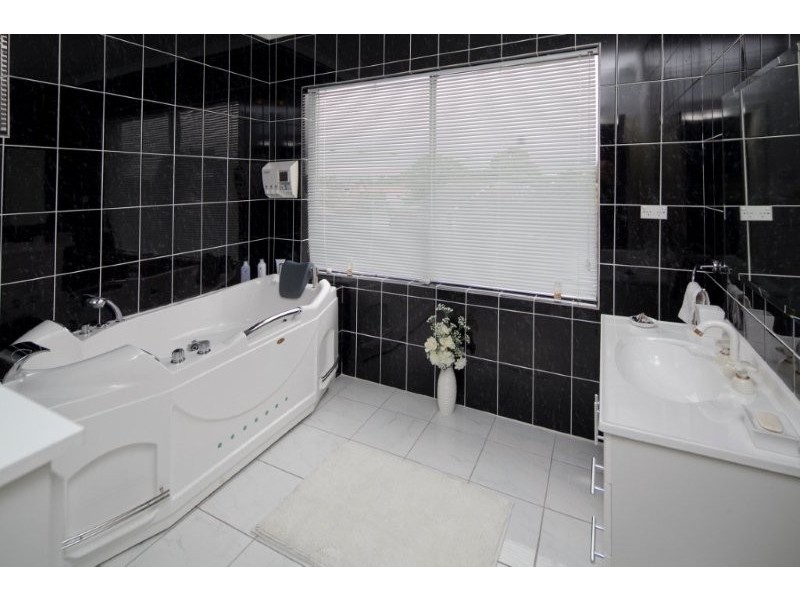 15 Scarlet Drive, Doveton VIC 3177