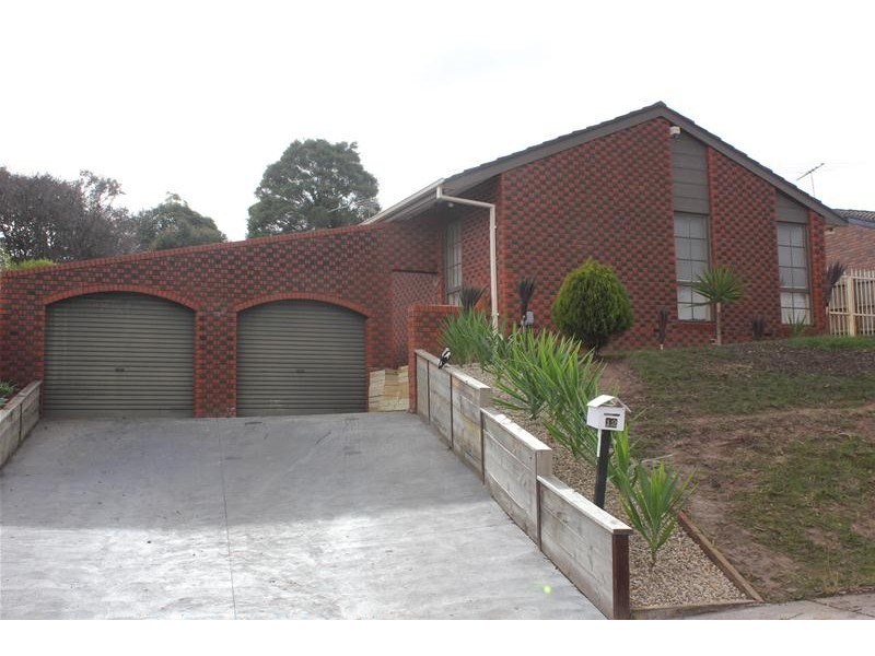 12 Robert Molyneux Drive, Endeavour Hills VIC 3802