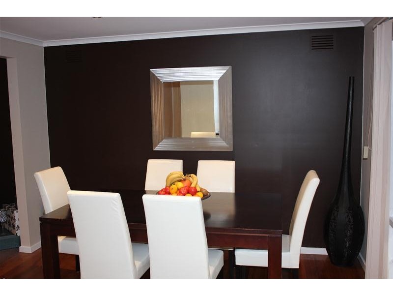 12 Robert Molyneux Drive, Endeavour Hills VIC 3802