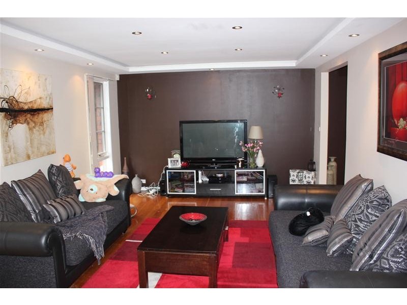 12 Robert Molyneux Drive, Endeavour Hills VIC 3802