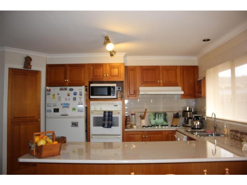 2 Maryrose Crescent, Endeavour Hills VIC 3802