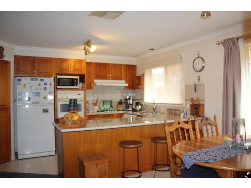 2 Maryrose Crescent, Endeavour Hills VIC 3802