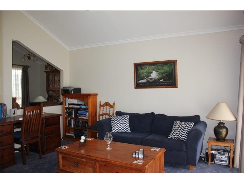 2 Maryrose Crescent, Endeavour Hills VIC 3802