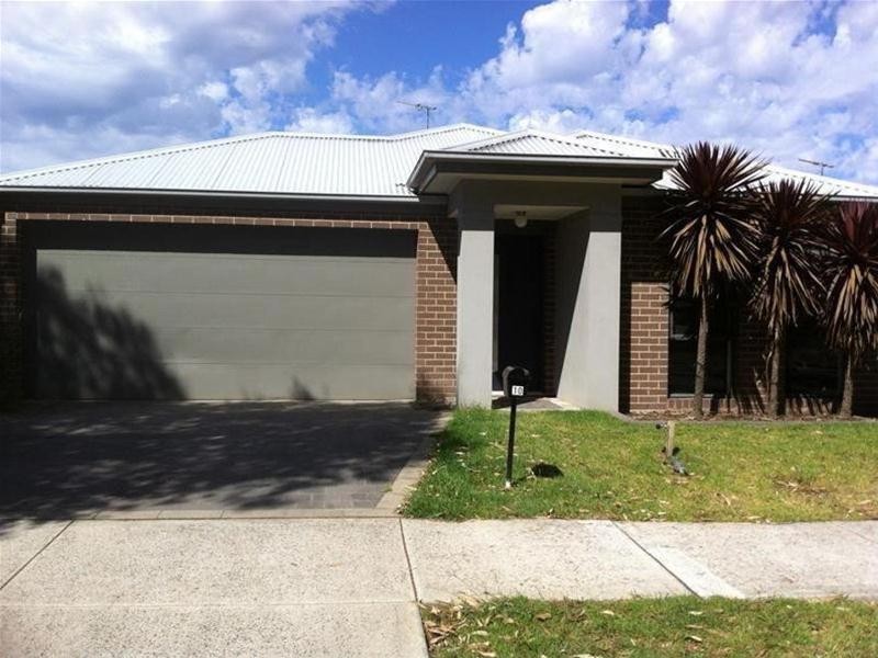 10 Walnut Way, Pakenham VIC 3810