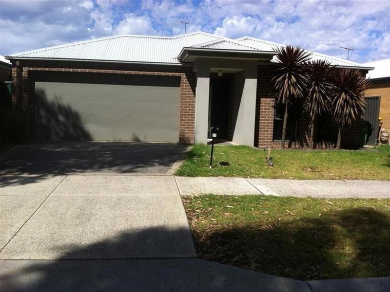 10 Walnut Way, Pakenham VIC 3810