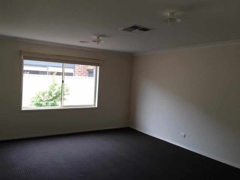 11 Warbler Street, Pakenham VIC 3810