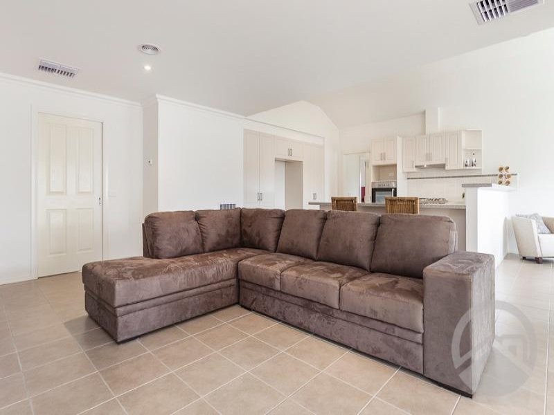 192 Linsell Boulevard, Cranbourne East VIC 3977