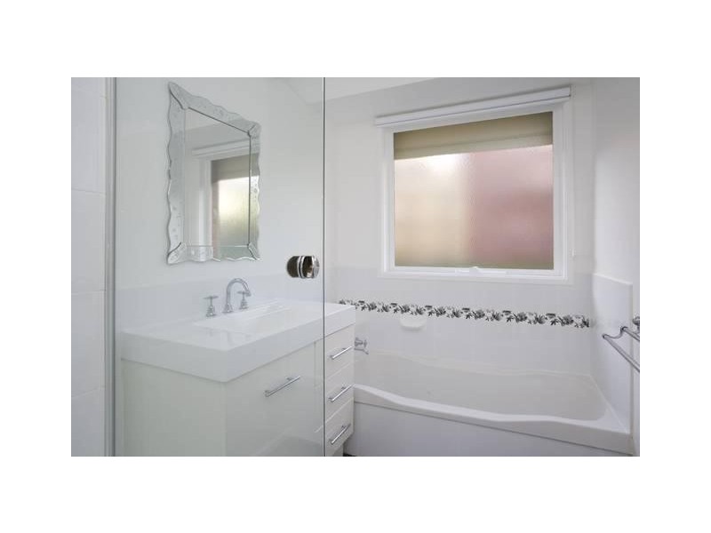 23 Chalcot Drive, Endeavour Hills VIC 3802