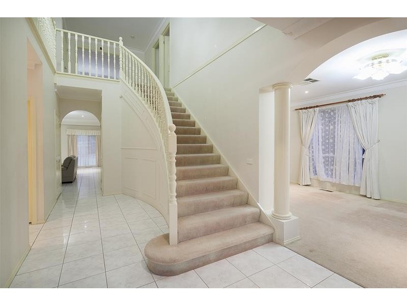 18 Barnsley Drive, Endeavour Hills VIC 3802