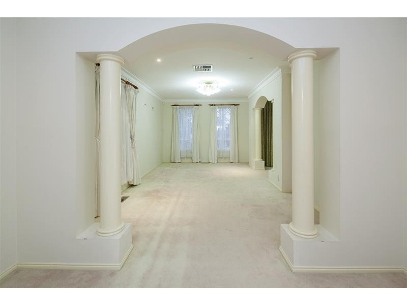 18 Barnsley Drive, Endeavour Hills VIC 3802