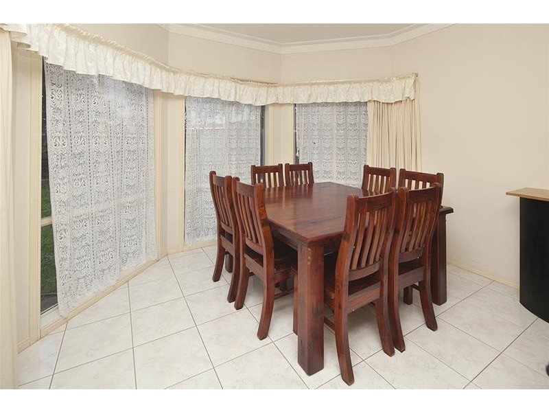 18 Barnsley Drive, Endeavour Hills VIC 3802