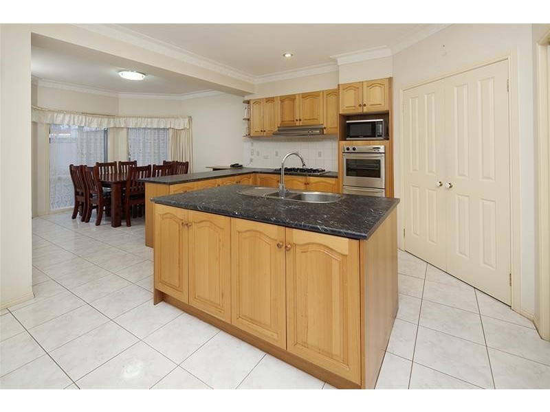 18 Barnsley Drive, Endeavour Hills VIC 3802