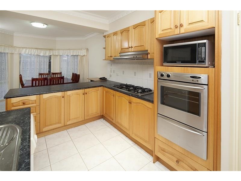 18 Barnsley Drive, Endeavour Hills VIC 3802