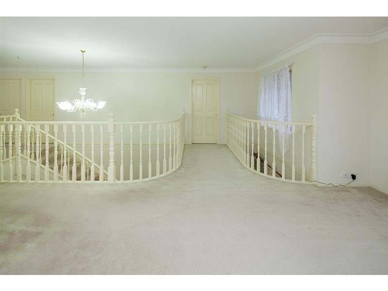 18 Barnsley Drive, Endeavour Hills VIC 3802